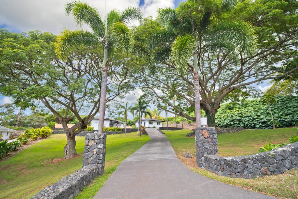 holualoa home driveway